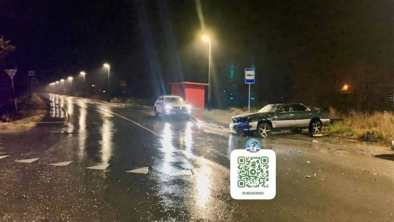 Молодого водителя иномарки после аварии с травмами доставили в больницу Южно-Сахалинска