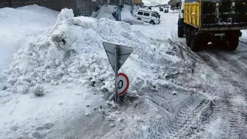 Северо-Курильск чистят от пепельных сугробов