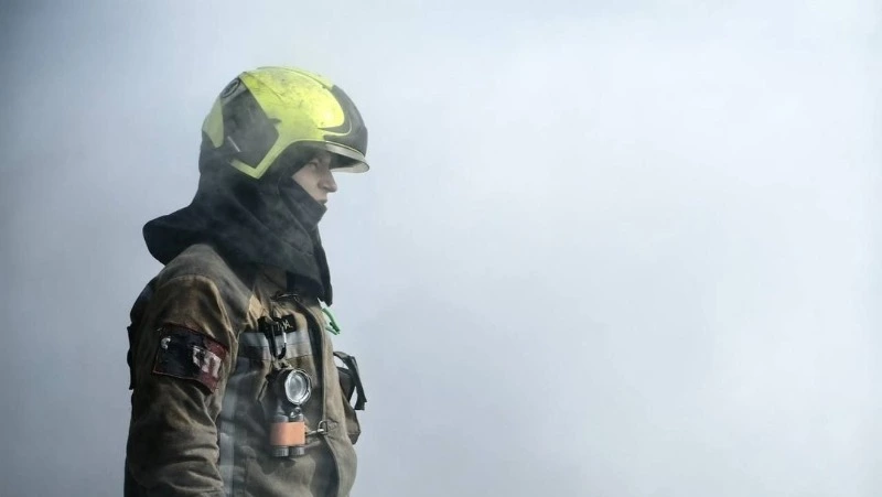 Холодильник в одном из магазинов Холмска тушили пятеро спасателей