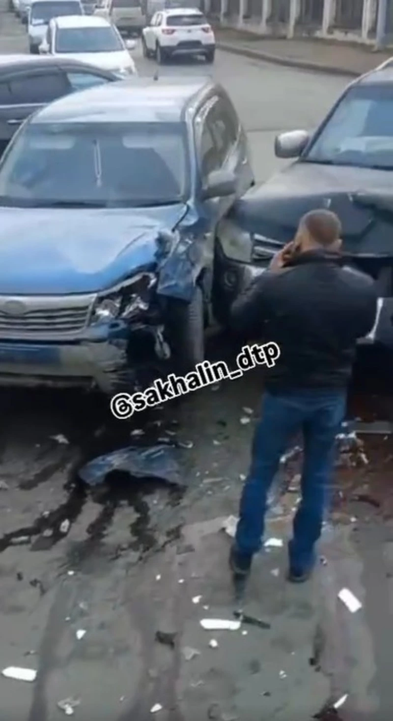 Два внедорожника столкнулись на перекресте Сахалинская – Колодезная в Южно-Сахалинске 