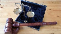 Сахалинца посадили на двое суток за крики «Жизнь ворам!» в здании правоохранителей