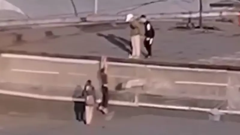 Дети в Южно-Сахалинске устроили опасные игры на крыше магазина