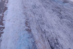 «На коньках по улице»: жители Южно-Сахалинска возмутились гололедом 