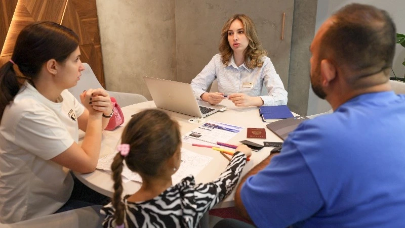 ВТБ в Сахалинской области выдал ветеранам боевых действий первые карты «СВОи»