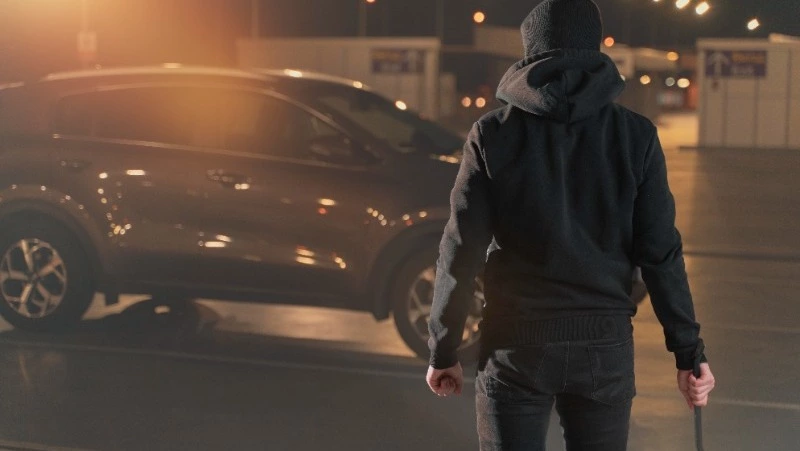 Пьяный мужчина в пылу ссоры побил автомобиль незнакомых ему людей в Холмске