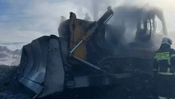 Бульдозер полыхал в Углегорском районе
