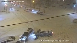 Момент ДТП на Комсомольской — Победы в Южно-Сахалинске попал на камеры наблюдения