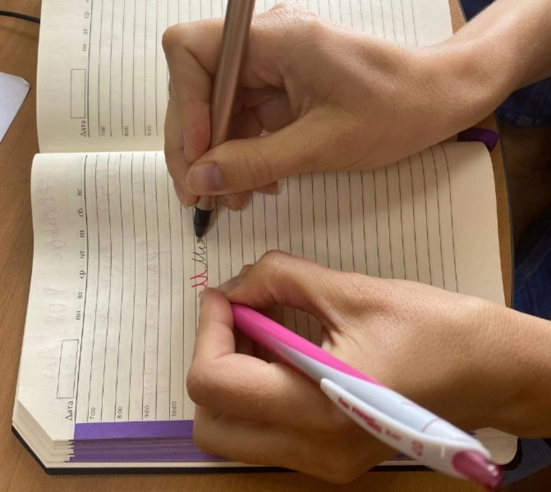 На левый-правый рассчитайсь! Sakh.online знакомит с левшами издательского дома