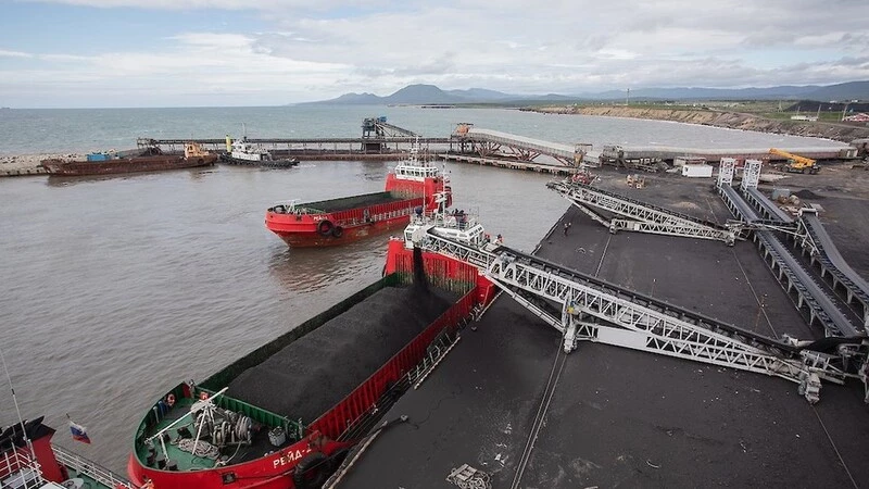 Кран упал на баржу в порту Шахтерска