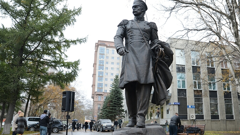 Памятник адмиралу Невельскому установили в центре Южно-Сахалинска