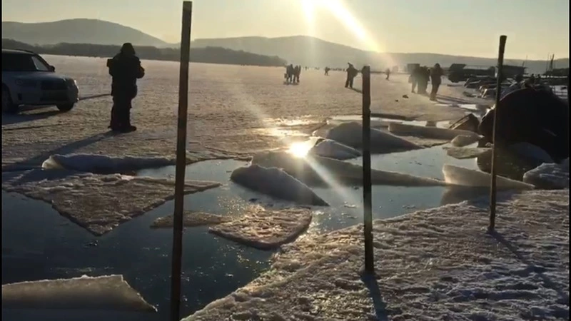 В приморской бухте Воевода десятки машин провалились под лед рядом с Русским островом