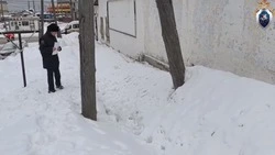 После падения ребенка в яму в Холмске следователи проверят чиновников