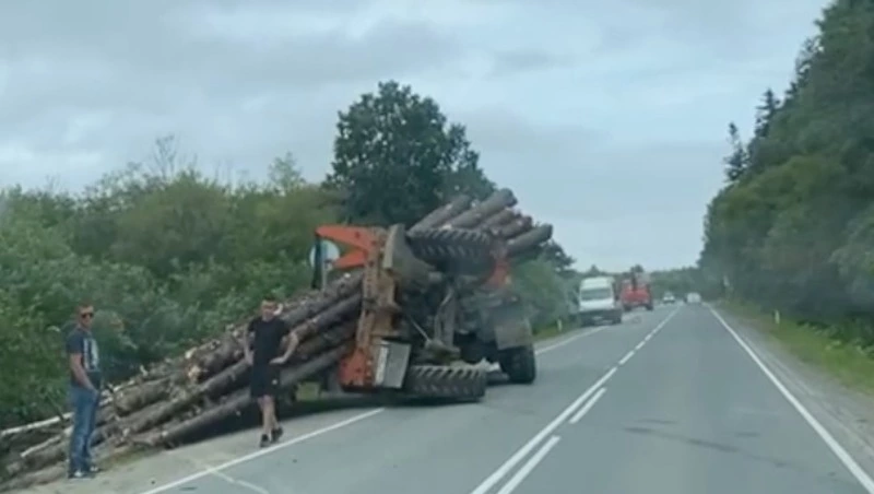 Очевидцы: груженный бревнами КамАЗ перевернулся на юге Сахалина