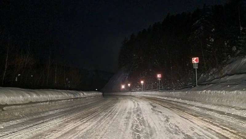 На дорогах Сахалина сохраняется сложная обстановка: снежный накат и осадки