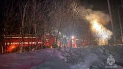 Огонь по всей площади и обрушение конструкций: дачный дом сгорел ночью на Сахалине