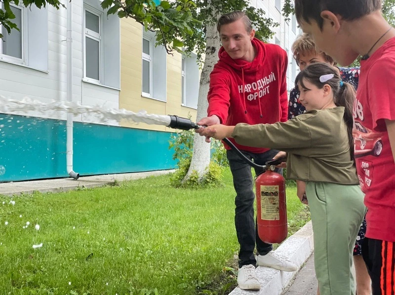 Школьники Южно-Сахалинска освоили профессию спасателей в огне и воде