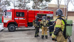 Пожарные Корсакова ликвидировали пожар в биотуалете