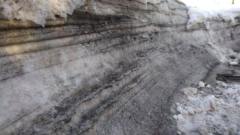 Северо-Курильск «вскрывают» от черного снега (ФОТО и ВИДЕО)