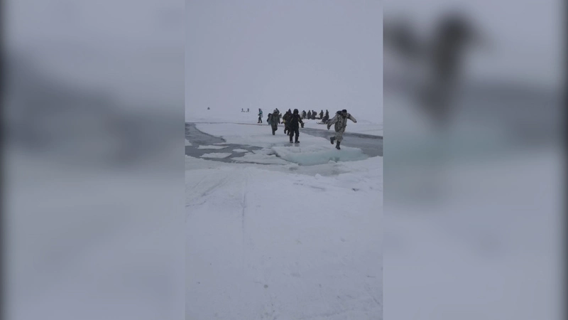 «Валим, валим!»: в Долинском районе рыбаки толпой убегают с потрескавшегося льда