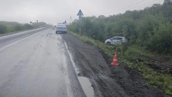 В Поронайском районе женщине стало плохо за рулем, и авто улетело в кювет 