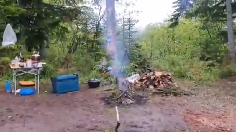 Пока сахалинцы мирно спали в палатке, медведь съел их шурпу и утащил удочку со спиннингом