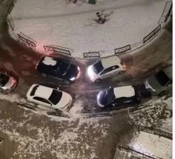 «Разбудил весь двор»: в Южно-Сахалинске водитель устроил битву за проезд