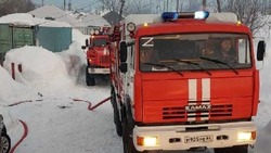 Более 100 «квадратов» заброшенного дома горели в Долинске