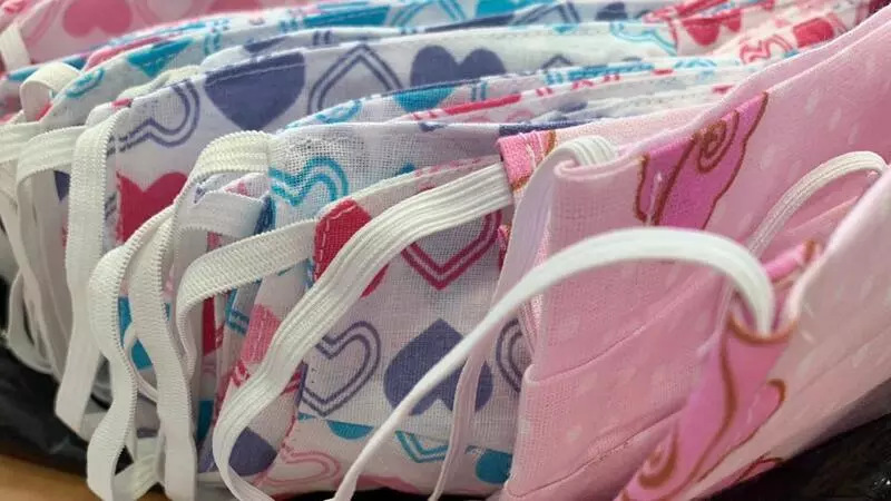 Южно-курильские волонтеры шьют маски для тех, кто продолжает работать во время пандемии