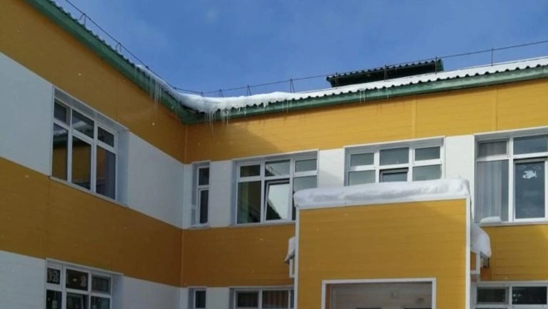 Протекающую крышу детского сада в Долинске отремонтируют в ближайшие дни