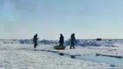 Рыбаки застряли в море на отколовшейся льдине в Долинском районе