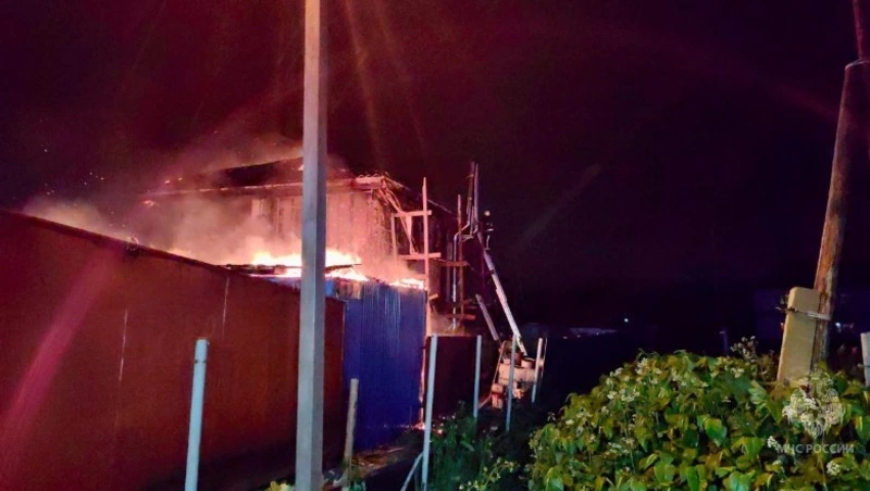 Хозяйственная постройка сгорела в Корсаковском районе