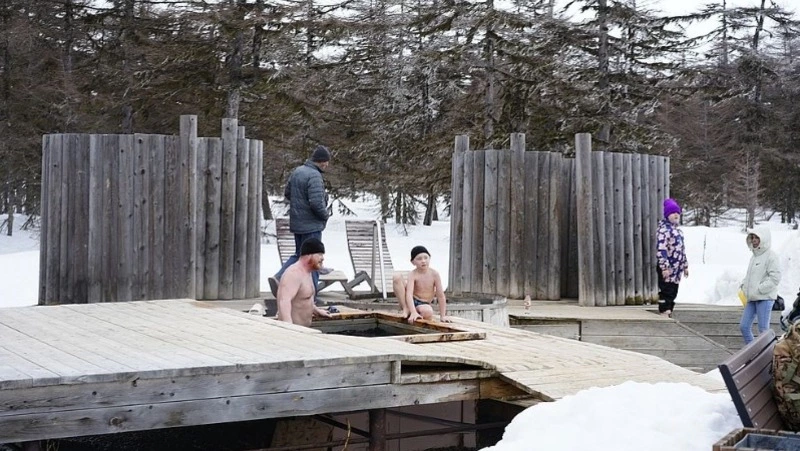 Депутаты Сахалинской облдумы проверили стадион, корт и термальные источники на севере