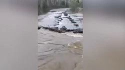 В сети появилось видео размытой дороги в Смирных