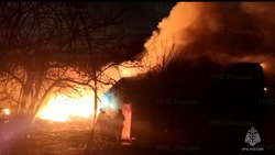 Огонь охватил нежилое строение в Поронайске 10 октября