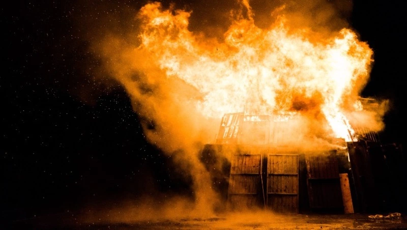 Посреди ночи загорелся гараж напротив детского сада на севере Сахалина