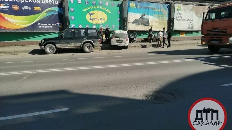 Южносахалинка на авто врезалась сначала в КамАЗ, а потом в бетонную стену