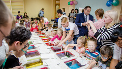 Малышам из «Одуванчика» в Южно-Сахалинске подарили игрушки и книги