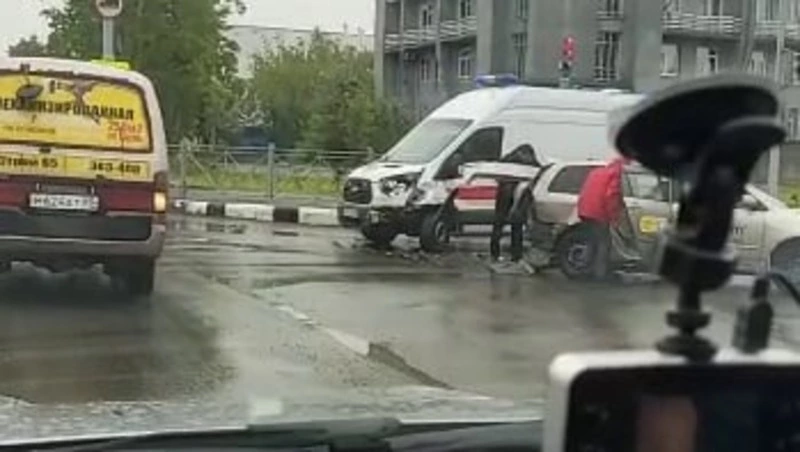 Автомобили такси, скорой помощи и Росгвардии столкнулись в Южно-Сахалинске