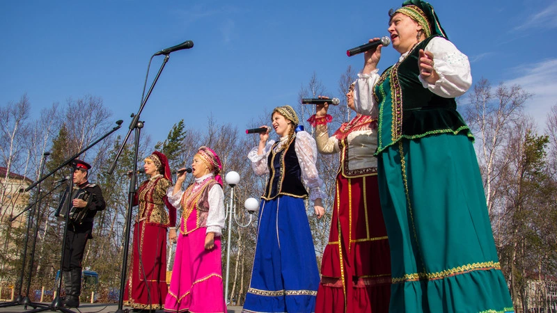 День единства в Аниве начался с минуты молчания