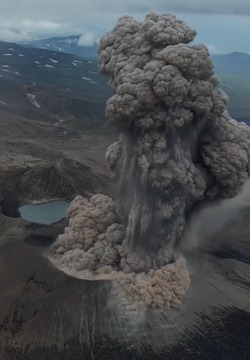 Гигантское облако дыма и пепла выбросил вулкан Эбеко на Курилах