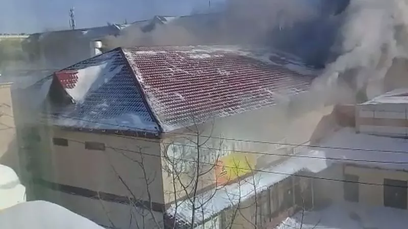 Очевидцы: в Охе горит торговый центр «Океан»