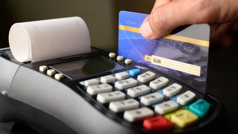 Сахалинец потратил почти 225 тысяч рублей с найденной банковской карты 