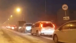 В километровых пробках застряли жители Южно-Сахалинска утром 22 декабря