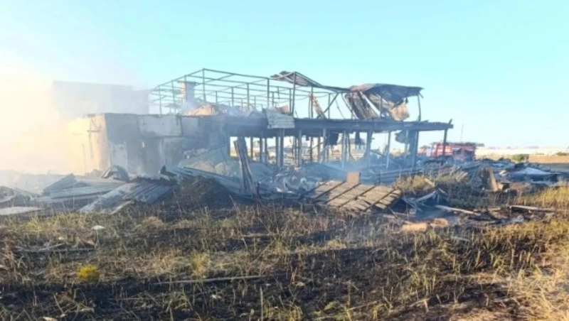 Территорию бывшего рыбзавода потушили на Сахалине