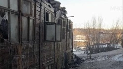 Пожарные всю ночь боролись с возгоранием нежилого дома в Поронайском районе