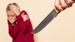 Пьяный житель Сахалина порезал лоб экс-супруге, угрожая убийством 