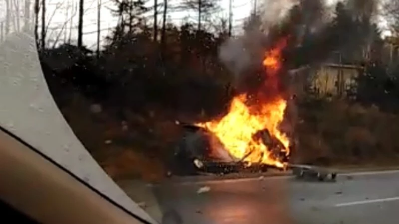 На юге Сахалина после жесткого ДТП сгорела иномарка