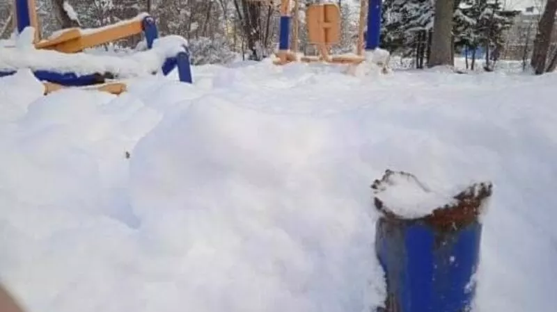 «С лета торчит»: аварийный элемент на детской площадке ужаснул жителей Долинска