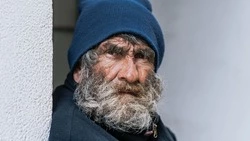 Бездомный стащил телефон из сумки на скамейке в Новотроицком