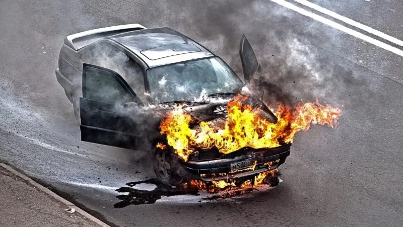 Автомобиль вспыхнул днем на улице Сергеева в Южно-Сахалинске